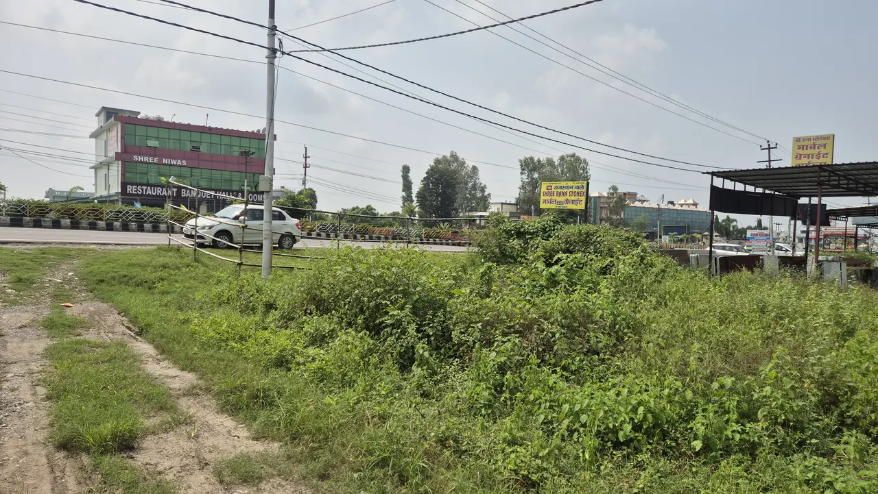 जॉलीग्रांट में हाईवे से लगभग 50 मीटर दूरी पर 300 गज का ईस्ट फेसिंग प्लॉट | 25 फीट रोड